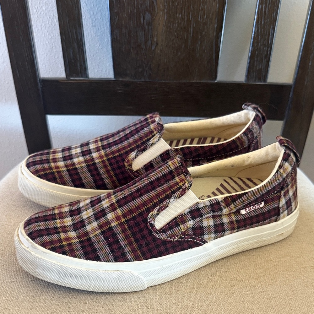 Taos Women’s Plaid Rubber Sole Slip On Sneakers Burgundy Maroon Size 9.5